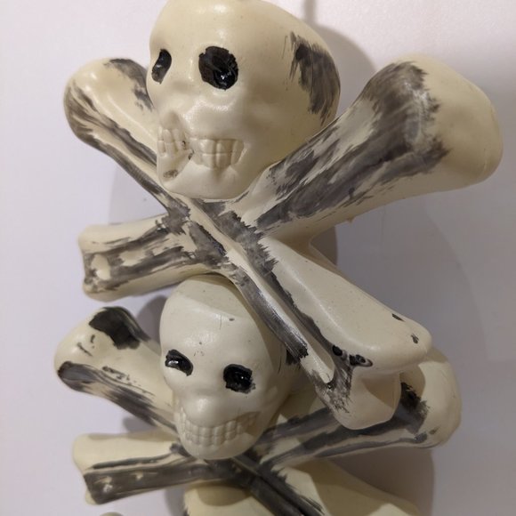 Vintage Halloween Skull & Crossbones Blow Mold Wall Hanging Décor Spooky Fun - Picture 5 of 8